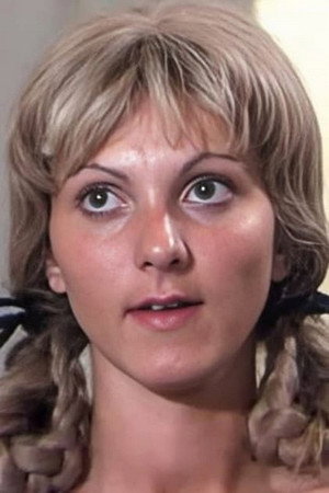 Monika Zierer in Kursaison im Dirndlhöschen